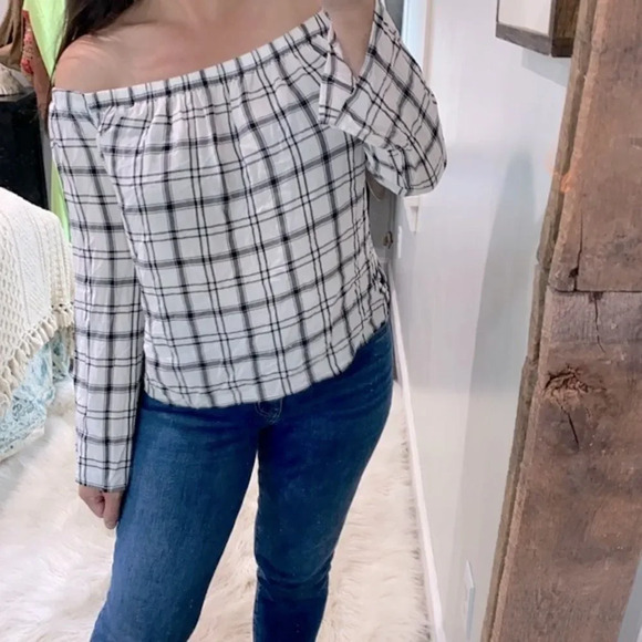 Cloth & Stone by Anthropologie size medium black & white off shoulder top - Picture 2 of 7